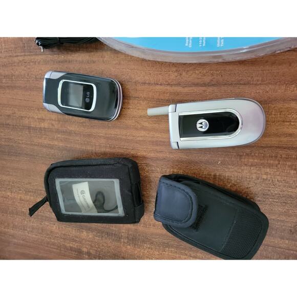 Lot of flip phones and accessories Motorola, lg and more - Picture 2 of 5